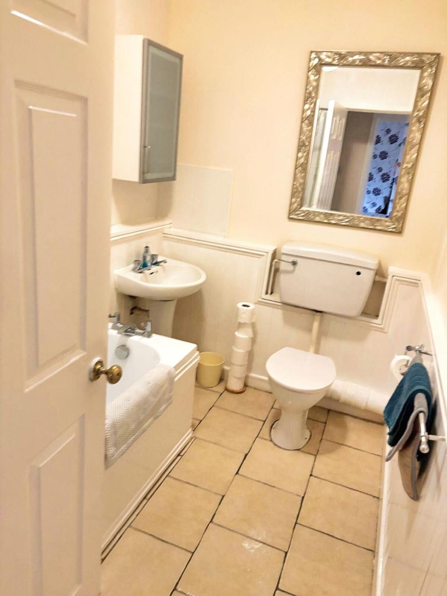 Doncaster - Boswell - Large Balcony Apartment - 2 Double Beds - 2 Bedrooms - Close To Town & Racecourse - Off Street Parking 2 Cars - Fast Wifi Exterior photo
