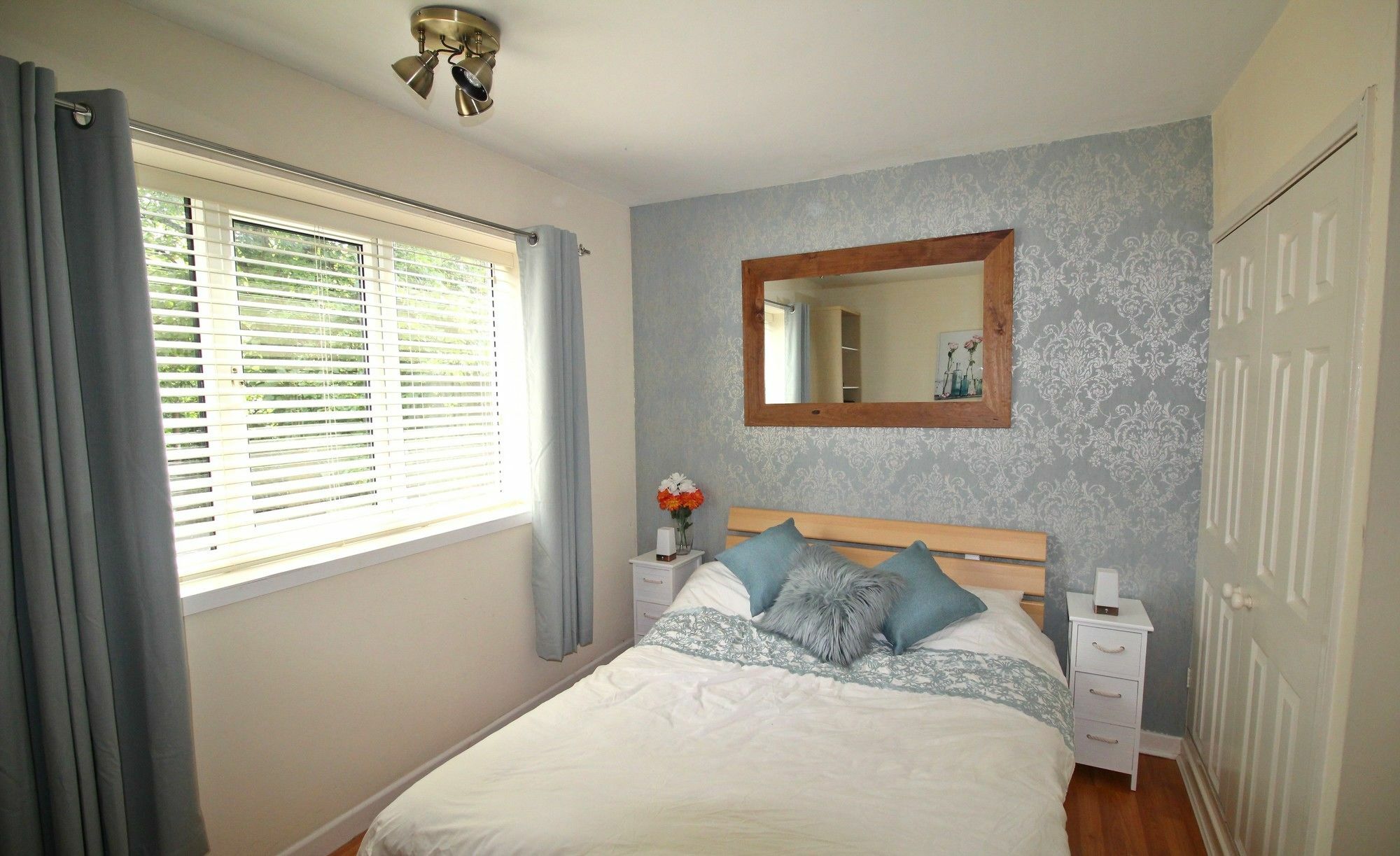 Doncaster - Boswell - Large Balcony Apartment - 2 Double Beds - 2 Bedrooms - Close To Town & Racecourse - Off Street Parking 2 Cars - Fast Wifi Exterior photo